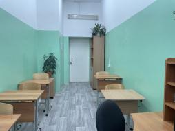 Учебная зона: школьные парты, шкаф для наглядных материалов