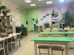 Учебная зона: школьные парты для теоретических занятий
