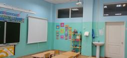 Стеллаж с играми, стенд, умывальник, электрополотенце, зеркало