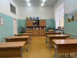 Учебная зона: школьные парты
