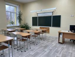 Учебная зона: ученические парты, школьная доска