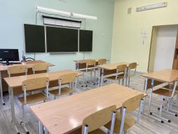 Учебная зона: рабочее место учителя, школьная доска, экран с проектором