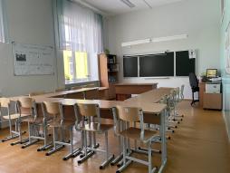 Учебная зона: школьные парты, рабочее место учителя, школьная доска с экраном для демонстрации медиапрезентаций, шкаф с методическими материалами