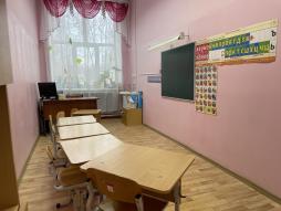 Учебная зона: рабочее место учителя, школьная доска, наглядный (настенный) материал, раковина, тумба