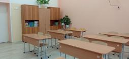 Учебная зона: школьные парты для обучающихся