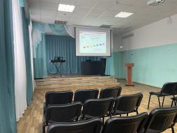 Сцена для выступления: экран, медиапроектор, кафедра для выступлений