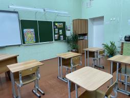 Школьная доска, шкаф для дидактических и наглядных материалов
