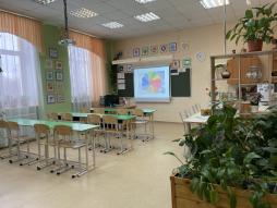 Учебная зона: рабочее место учителя, школьная доска, экран с медиапроектором, наглядный материал